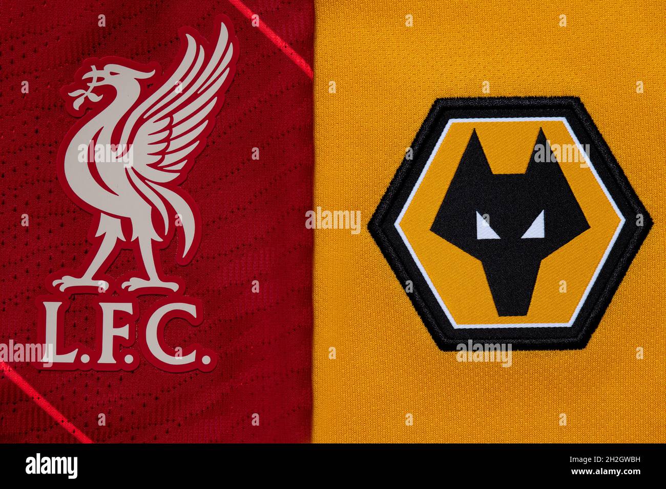Primo piano di Wolverhampton Wanderers & Liverpool club crest. Foto Stock