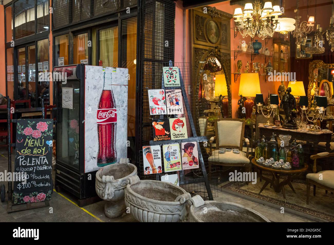 Vista orizzontale di un negozio di antiquariato accanto ad un ristorante a San Telmo mercato, San Telmo quartiere, Buenos Aires, Argentina Foto Stock