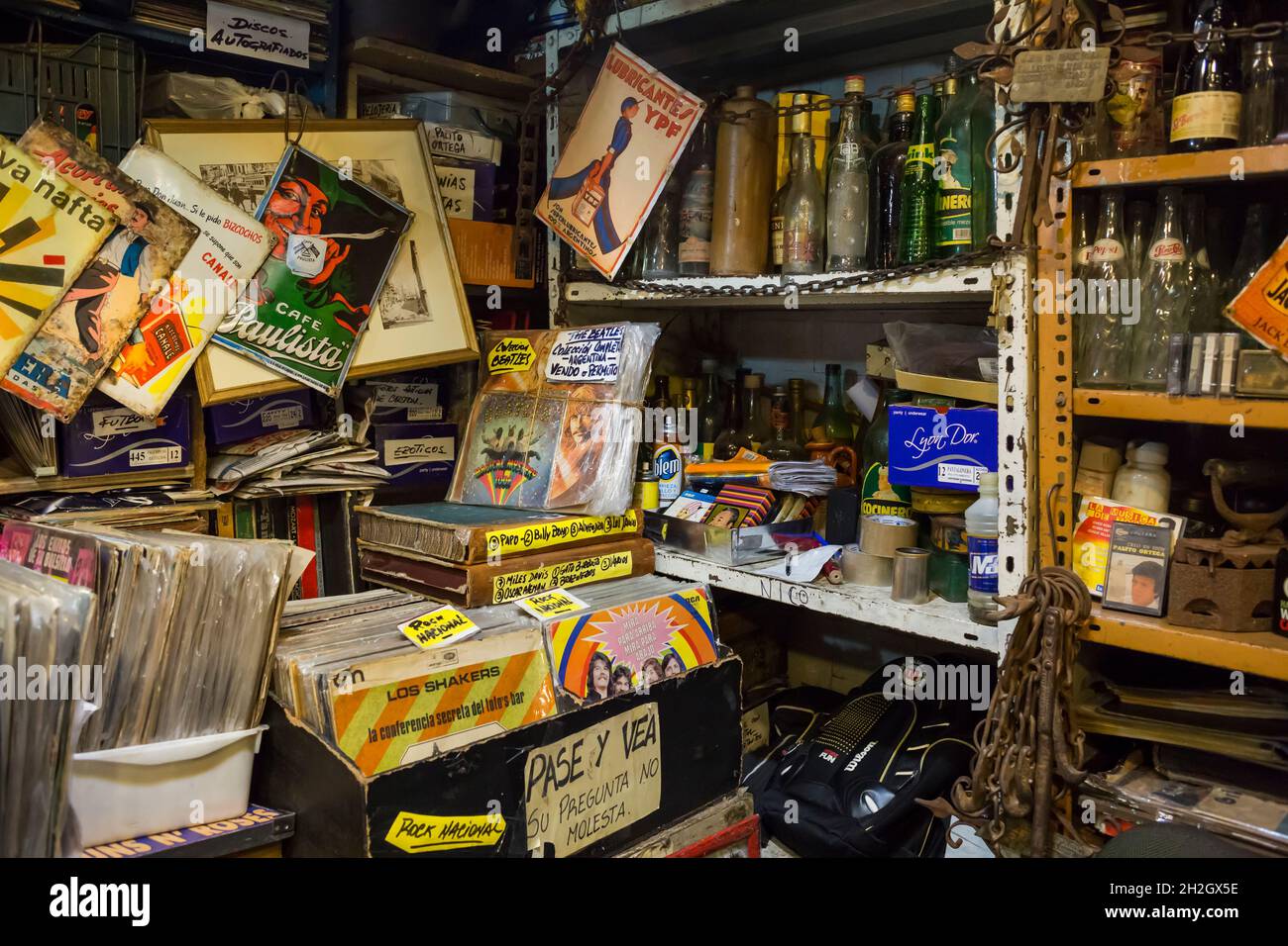 Vista orizzontale di parte del merchandising di un negozio di antiquariato a San Telmo Market, San Telmo quartiere, Buenos Aires, Argentina Foto Stock