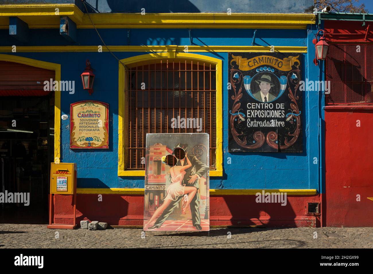 Vista orizzontale dell'esterno del centro esposizioni e del centro commerciale Caminito con un punto foto ricordo per i turisti a la Boca, Buenos Aires Foto Stock