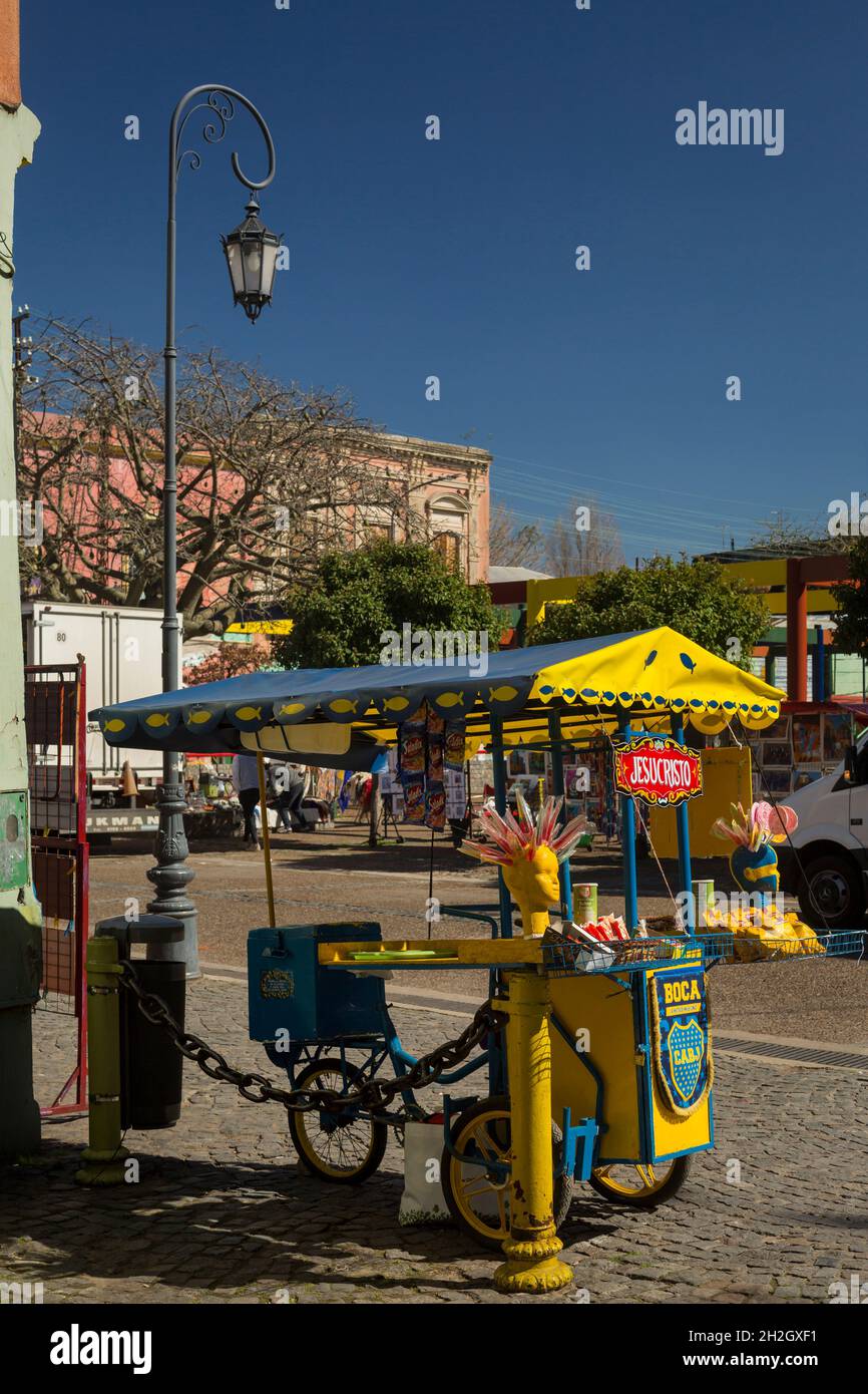 Vista verticale di un carrello distributore automatico di strada caramelle a El Caminito vicolo tradizionale, la Boca quartiere, Buenos Aires, Argentina Foto Stock