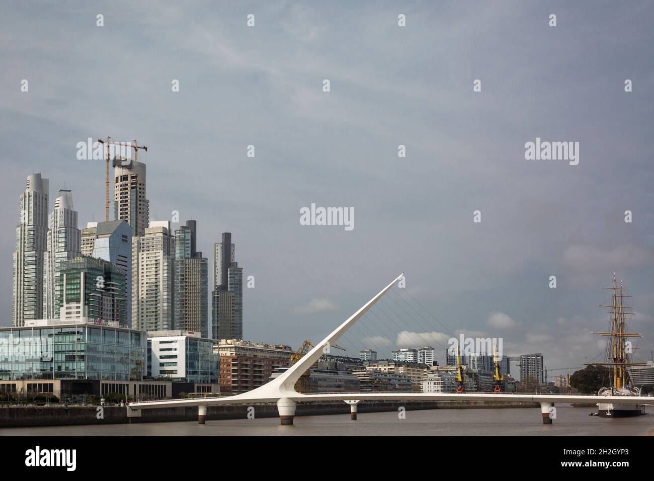 Vista orizzontale del moderno Puente de la Mujer (ponte della donna), ponte pedonale ruotato sul fiume Dique, Puerto Madero, Buenos Aires, Argentina Foto Stock