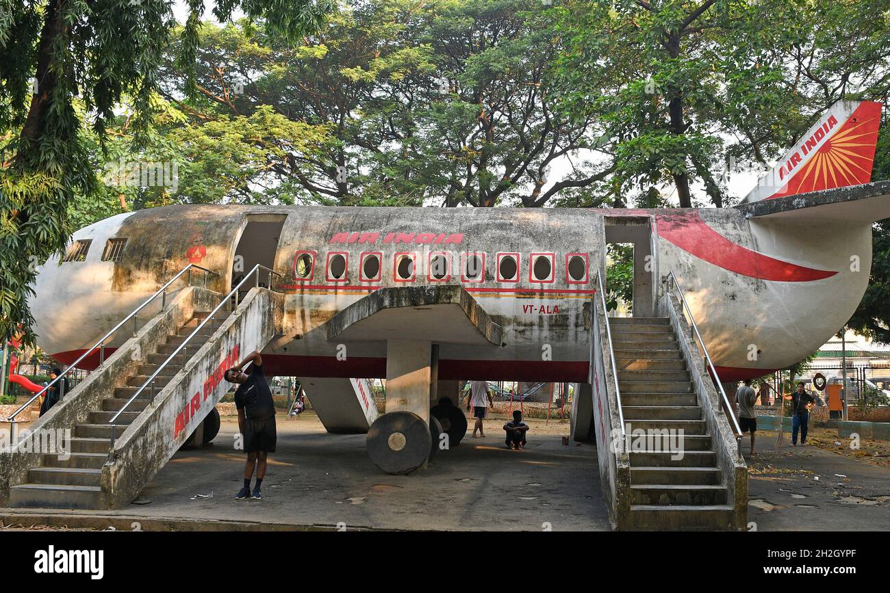 Mumbai, India. 22 ottobre 2021. Un uomo è visto esercitarsi sotto un modello dell'aeroplano dell'India all'interno di un parco in Mumbai.Air India è stato comprato dai figli di Tata dopo che ha vinto un'offerta più alta del prezzo di riserva stabilito dal governo. (Foto di Ashish Vaishnav/SOPA Images/Sipa USA) Credit: Sipa USA/Alamy Live News Foto Stock