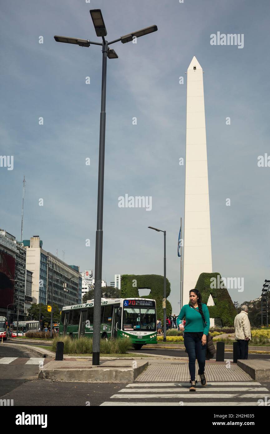 Vista verticale dell'obelisco di Buenos Aires in Plaza de la República, quartiere del Congresso, Buenos Aires, Argentina Foto Stock