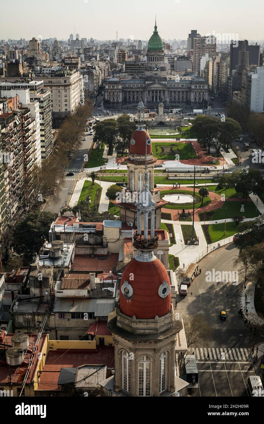 Vista verticale ad alto angolo del viale di Maggio (Avenida 25 de Mayo), con il Palazzo del Congresso Nazionale Argentino sullo sfondo, Buenos Aires Foto Stock