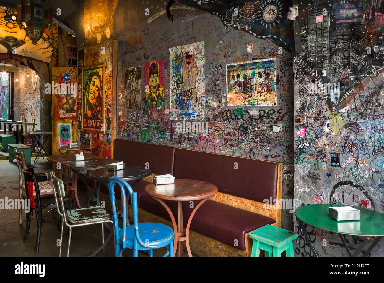 Vista orizzontale di un hippie bar interno in Jorge Luís Borges St, quartiere Palermo, Buenos Aires, Argentina Foto Stock