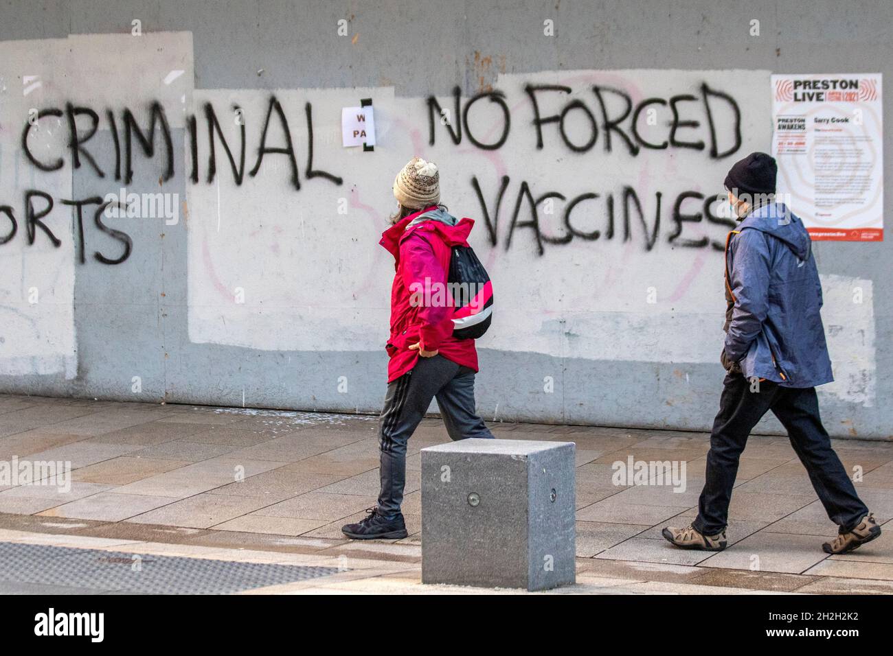 Preston, Lancashire. REGNO UNITO. 22 Ott 2021. 'Nessun processo jab No. Nessun vandalizim di vaccini forzati durante la notte di BHS chiuso deposito con anti-covid, anti-vax passaporti Covid 19 slogan di vaccinazione. Credit; MediaWorldImages/AlamyLiveNews Foto Stock