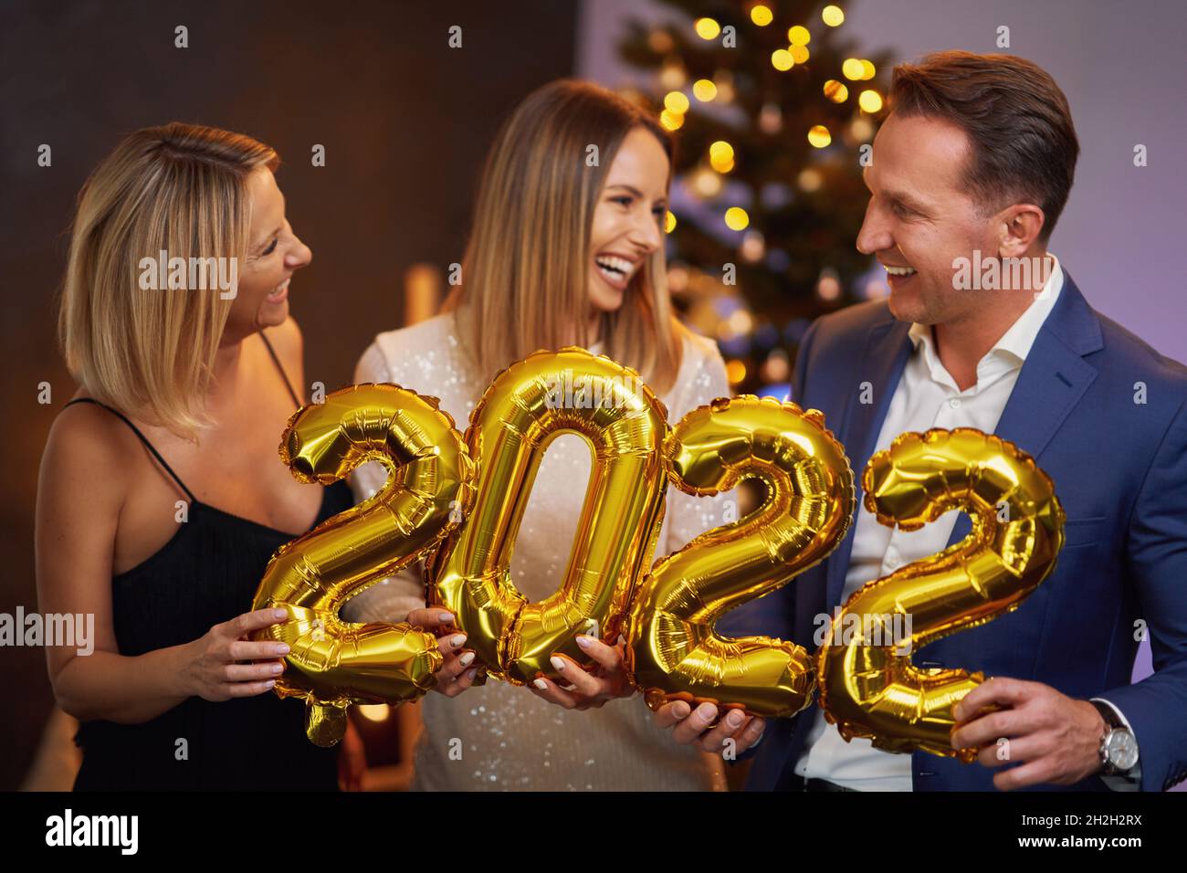 Bei giovani amici che si divertono a Capodanno Party 2022 Foto Stock