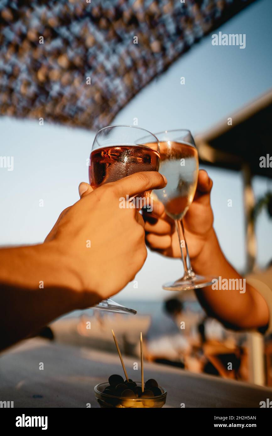 Colpo verticale di due occhiali da clacking ispanici Foto Stock