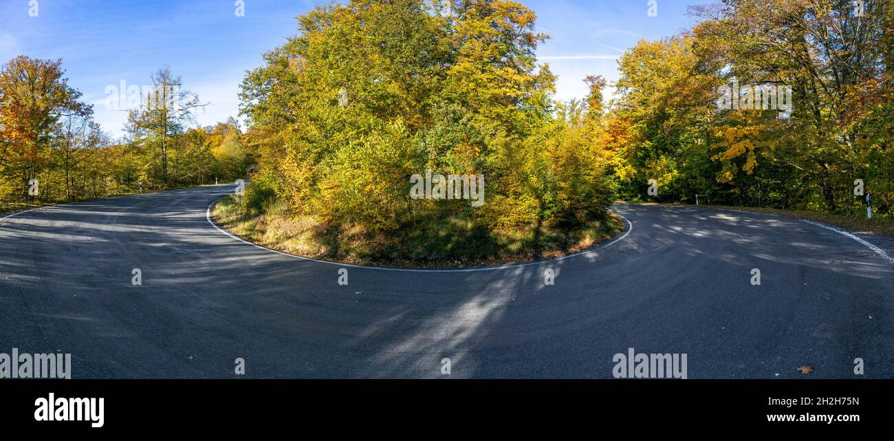 90 Grad Kurve Serpentine Harz im Herbst Foto Stock