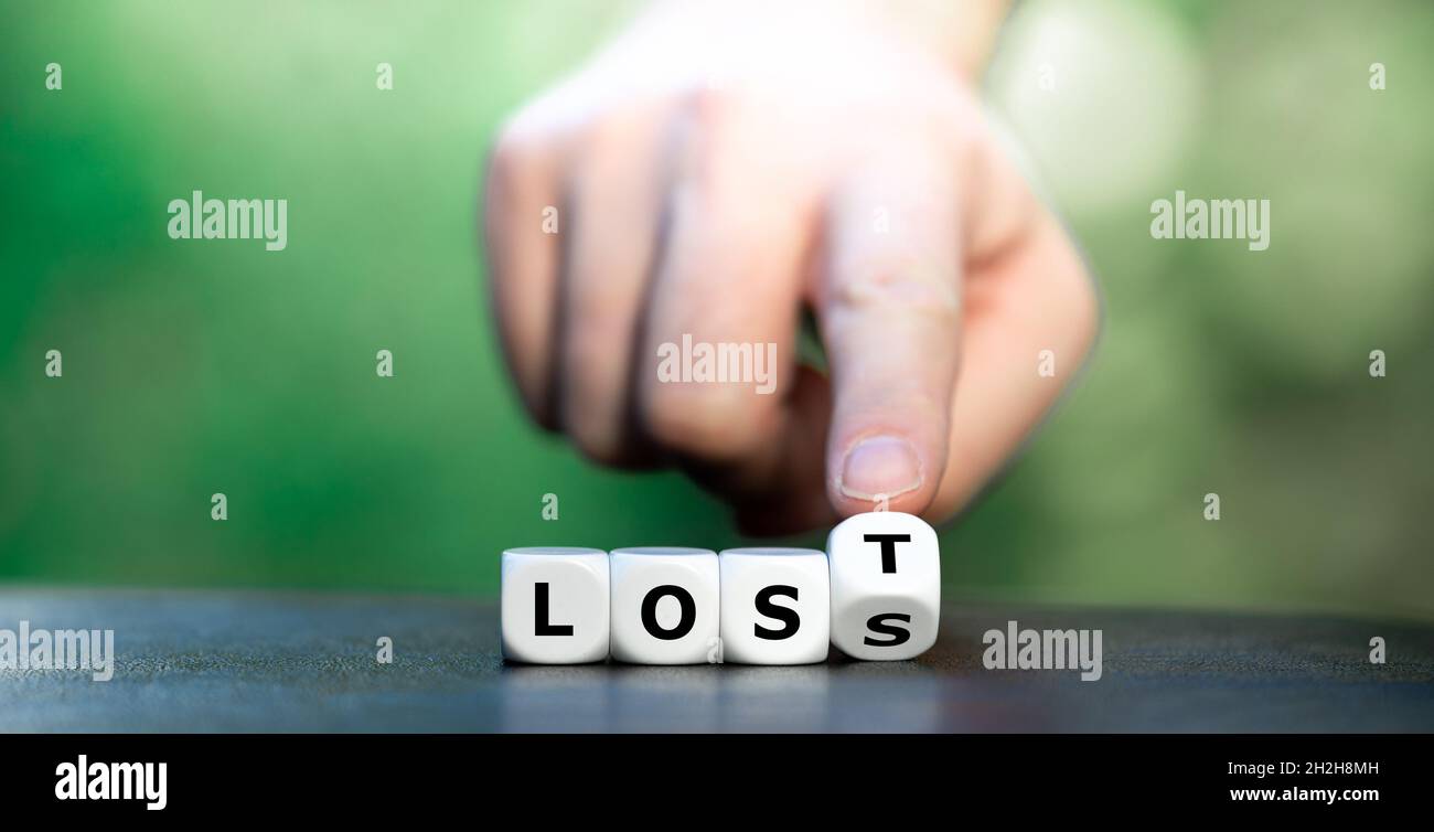 Sensazione di perdita dopo una perdita. I dadi formano le parole perdute e perse. Foto Stock