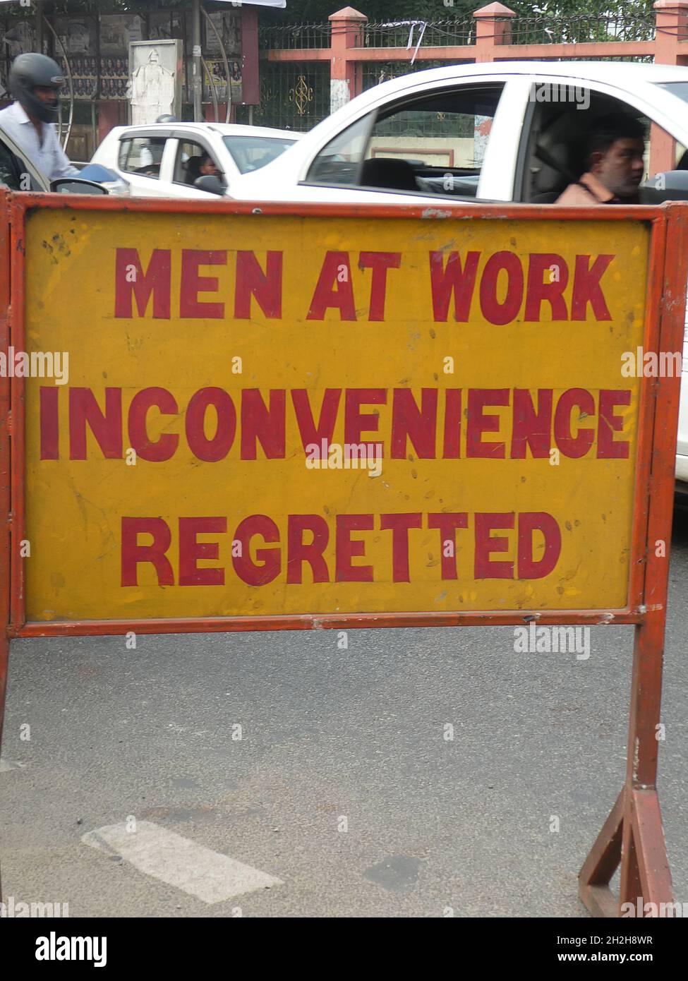 Men at Work Road segno in India, 2019. Foto Stock