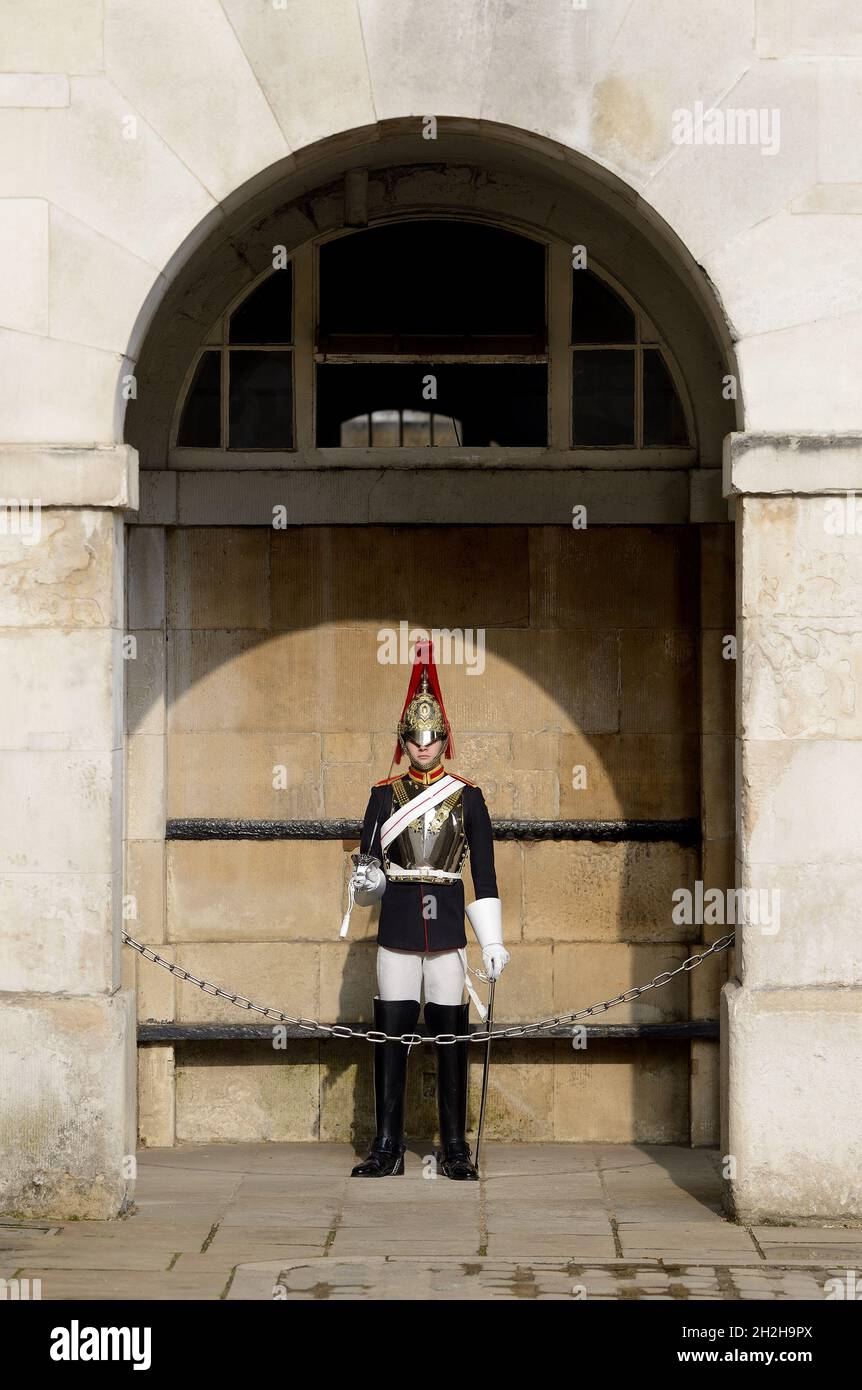 Londra, Inghilterra, Regno Unito. Trooper della divisione Blues and Royals della Cavalleria Household, in servizio nella Parata delle Guardie Cavalieri Foto Stock