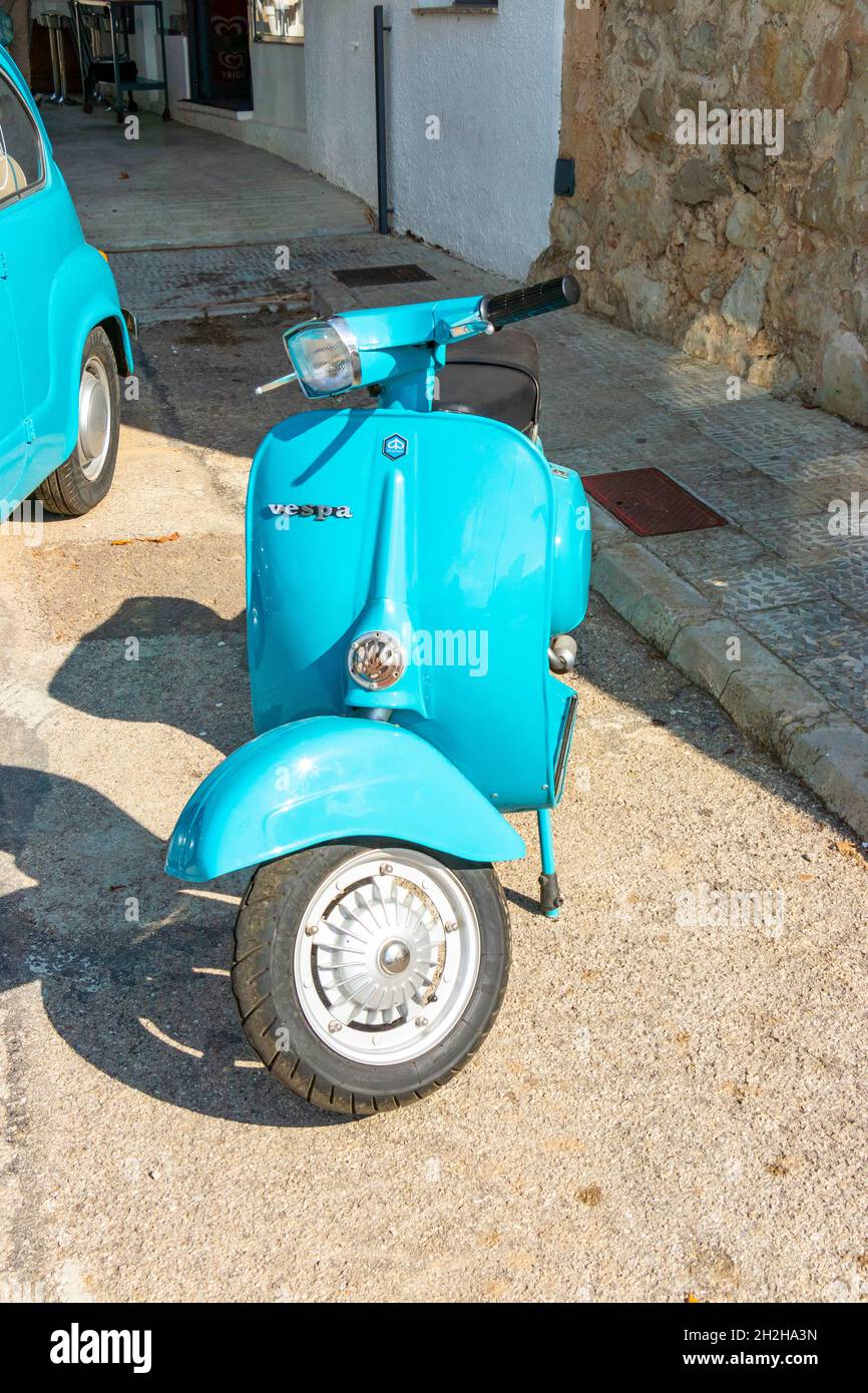Vespa vintage classico turchese fuori dal ristorante es moli a Sant Elm Maiorca Foto Stock