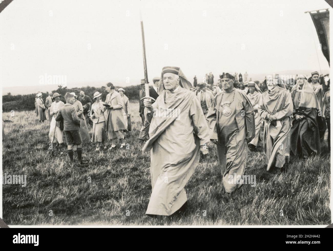 Egloshayle, Cornovaglia, Inghilterra. Bards che si allontana dal Circolo durante la Cornish Gorsedh Kernow al Castello di Killibury. Il Gordedh Kernow o Cornish Gorsedd è stato istituito nel 1928. I suoi obiettivi sono "mantenere lo spirito celtico nazionale della Cornovaglia". La cerimonia, che si svolge ogni anno in un luogo diverso, è quando sono ammessi nuovi bardi. Foto Stock