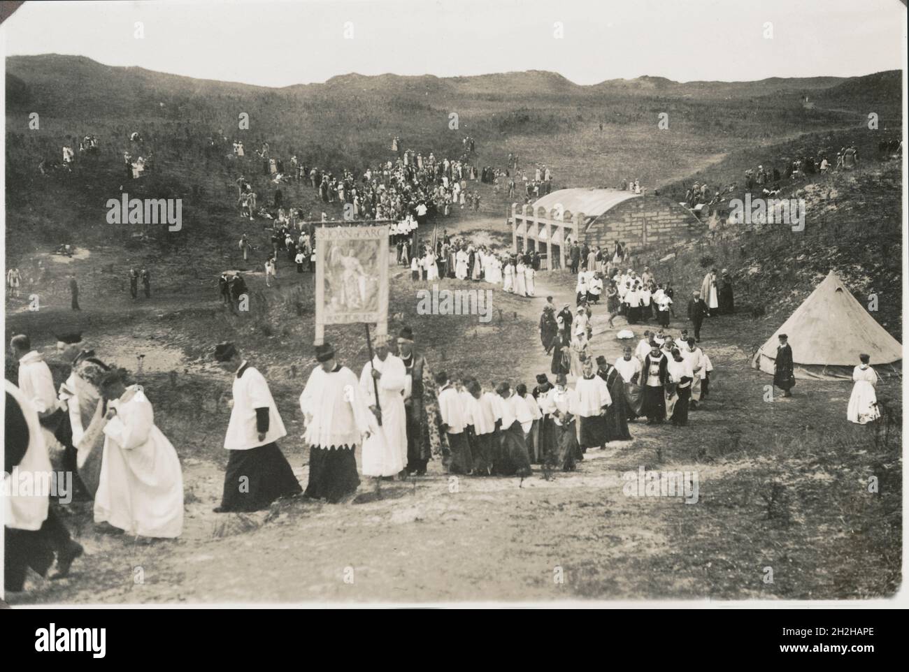 Oratorio di St Piran, Penhale Sands, Perranzabuloe, Cornovaglia, 1936. Processione del clero che sale sulle dune dall'Oratorio di San Pirano, nell'ambito del pellegrinaggio diocesano di Truro. Foto Stock