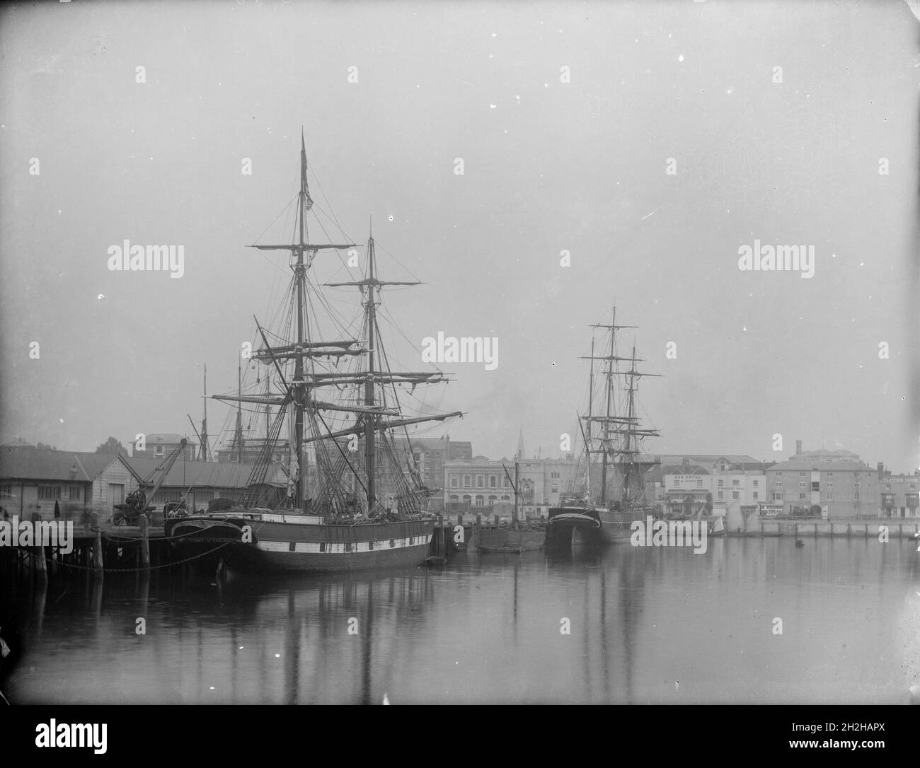 Città Jetty, Città di Southampton, 1878. Vista esterna che mostra due grandi navi. La nave in primo piano viene scaricata con una gru. Foto Stock