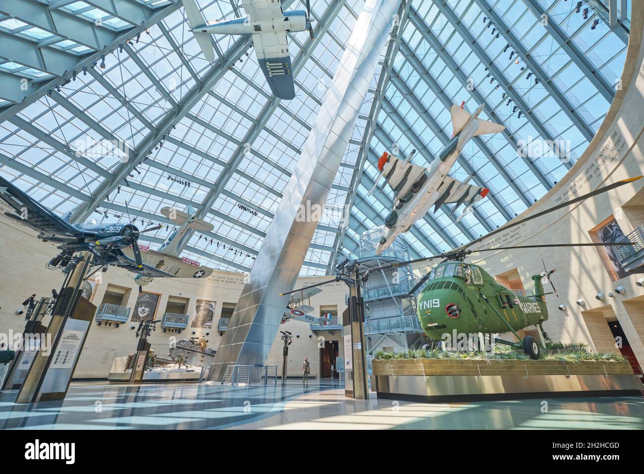 L'atrio centrale, rotondo con lucernario, con aeroplani e un elicottero Vietnam. Al Museo Nazionale del Marine Corps Heritage Centre in Virginia. Foto Stock