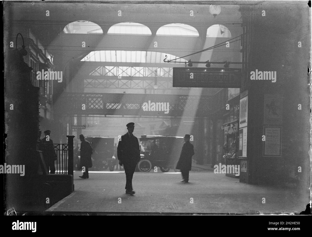 Liverpool Street Station, Liverpool Street, City of London, Greater London Authority, c1932. Una vista dalla stazione di Liverpool Street guardando verso persone e taxi all'entrata. Foto Stock