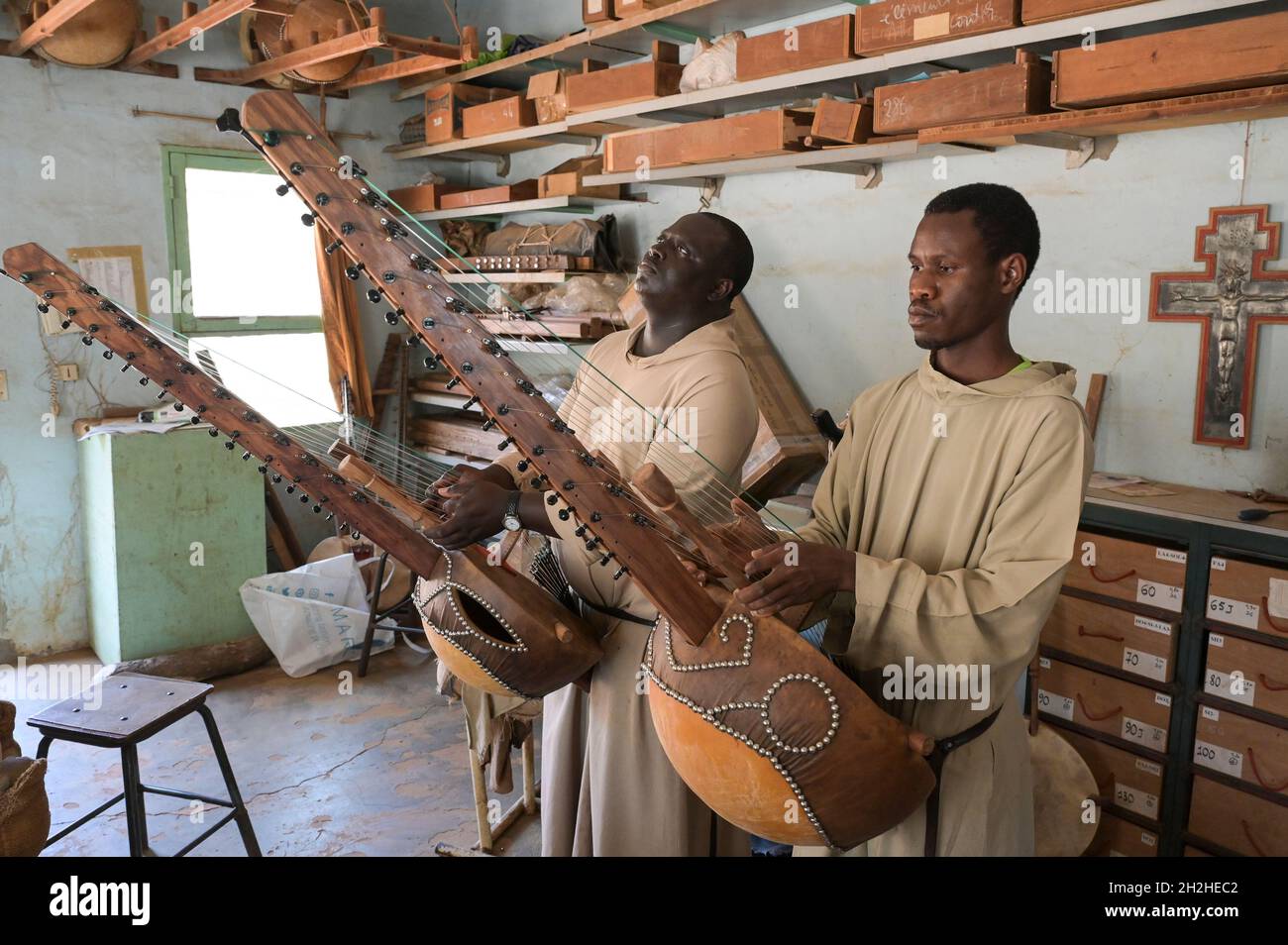 SENEGAL, monastero benedettino Keur Moussa, i monaci lavorano in officina per costruire l'arpa ponte africano Kora, sintonizzando il tradizionale strumento a corda Foto Stock