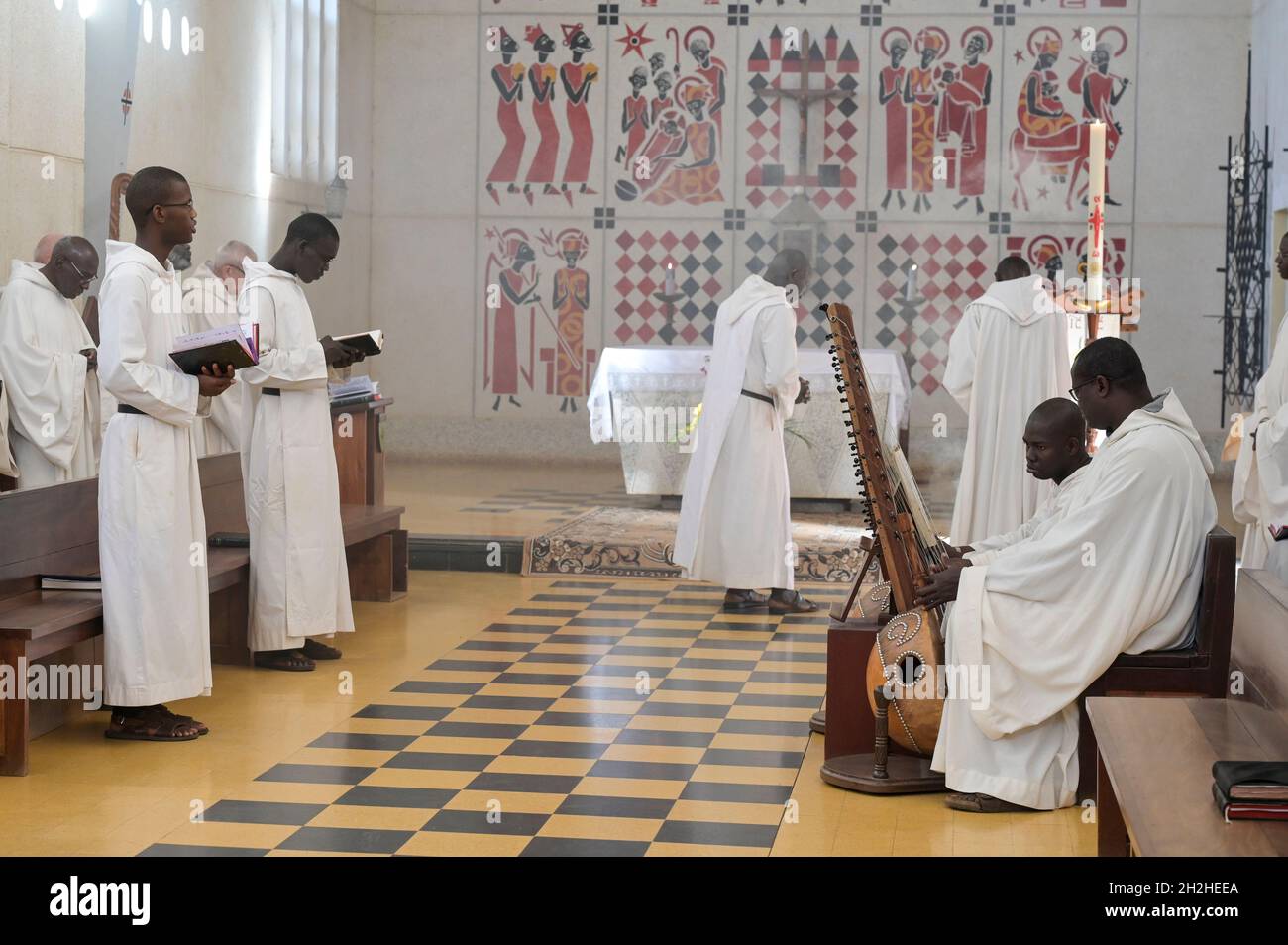 SENEGAL, monastero benedettino Keur Moussa, monaci recitano canti gregoriani e suonano l'arpa ponte africano Kora durante la messa / Senegal, Benediktinerkloster Keur Moussa, Gottesdienst, gregorianische Gesänge mit Kora Saiteninstrument Foto Stock