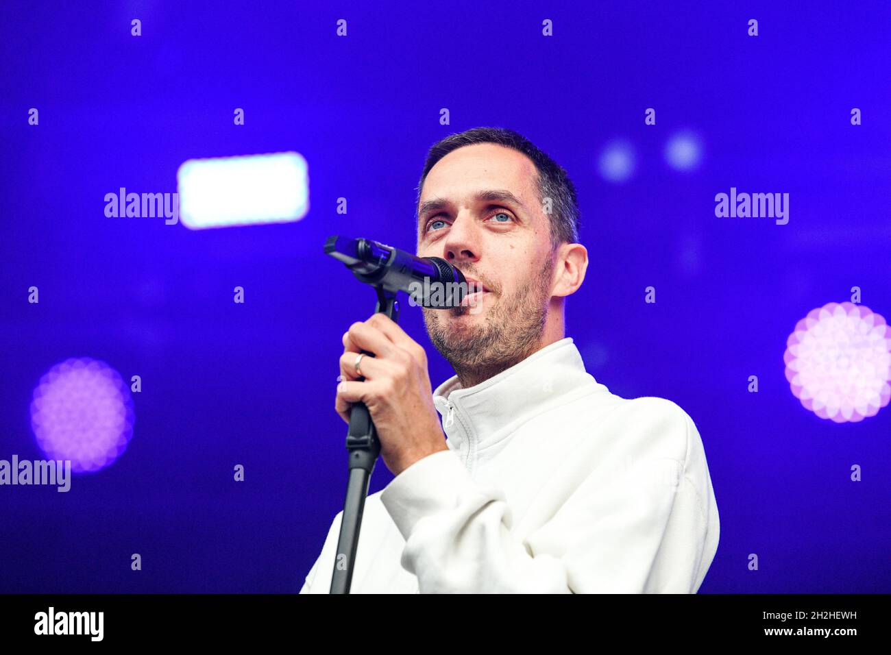 Grand Corps Malade sul palco durante un concerto al Rock in Chair Festival di Evreux il 26 giugno 2021 Foto Stock