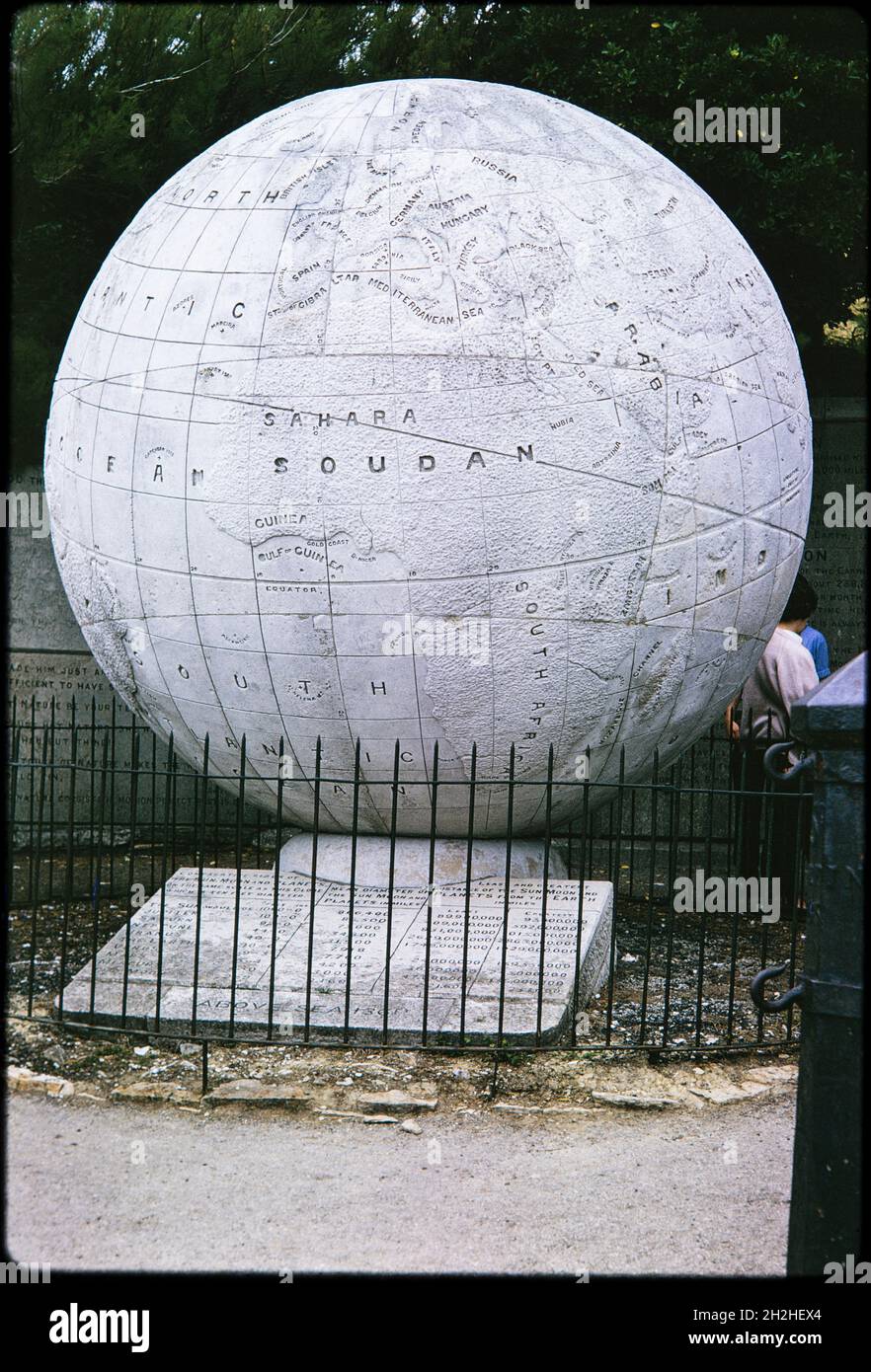 The Globe, Durlston Head, Swanage, Purbeck, Dorset, 1966. Il Globe nei terreni del castello di Durlston Head. Il Globe, o Great Globe, fu eretto intorno al 1891 da George Burt, che costruì Durlston Head Castle e sviluppò la tenuta come attrazione turistica. Il globo ha un raggio di 10 piedi. Intorno alla base una tavoletta registra la distanza dalle stelle e dai pianeti, e sul retro del globo sono una serie di pannelli inscritti con citazioni. Il Globe è classificato di grado II e mostra come i Victoriani hanno visto il mondo, così come l'universo. Foto Stock