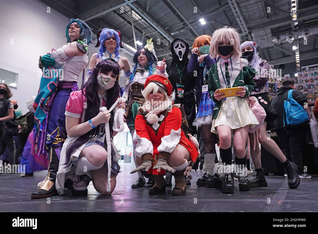 Un gruppo di cosplayer vestiti in costume durante la prima giornata di MCM Comic con all Excel London nella zona est di Londra. Data foto Venerdi 22 ottobre 2021 Foto stock Alamy