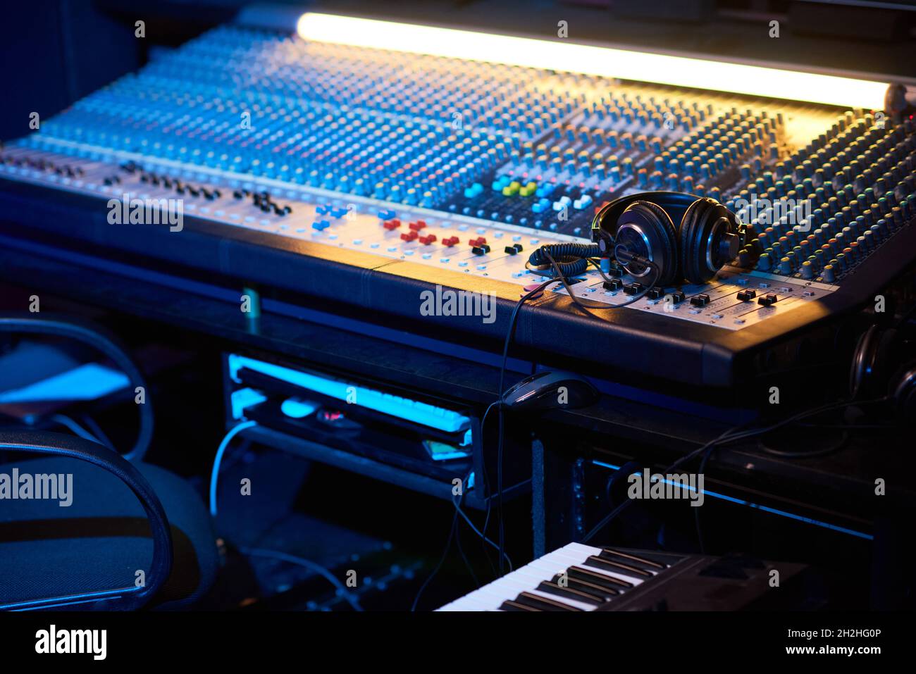 Primo piano del luogo di lavoro del produttore con la tastiera musicale per scrivere canzoni Foto Stock