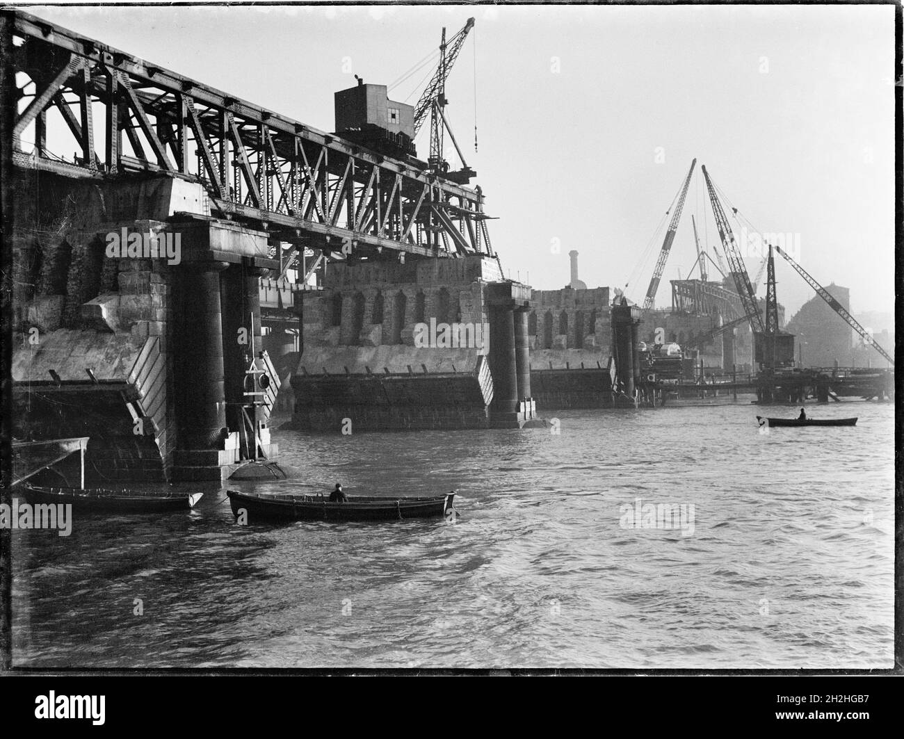 Demolizione di Waterloo Bridge, Lambeth, Greater London Authority, 1936. Una vista sul Tamigi che mostra la demolizione del vecchio Waterloo Bridge. Il Waterloo Bridge è stato progettato da John Rennie ed è stato aperto nel 1817. Fu demolita negli anni '30 con un altro ponte che lo sostituì negli anni '40. Foto Stock