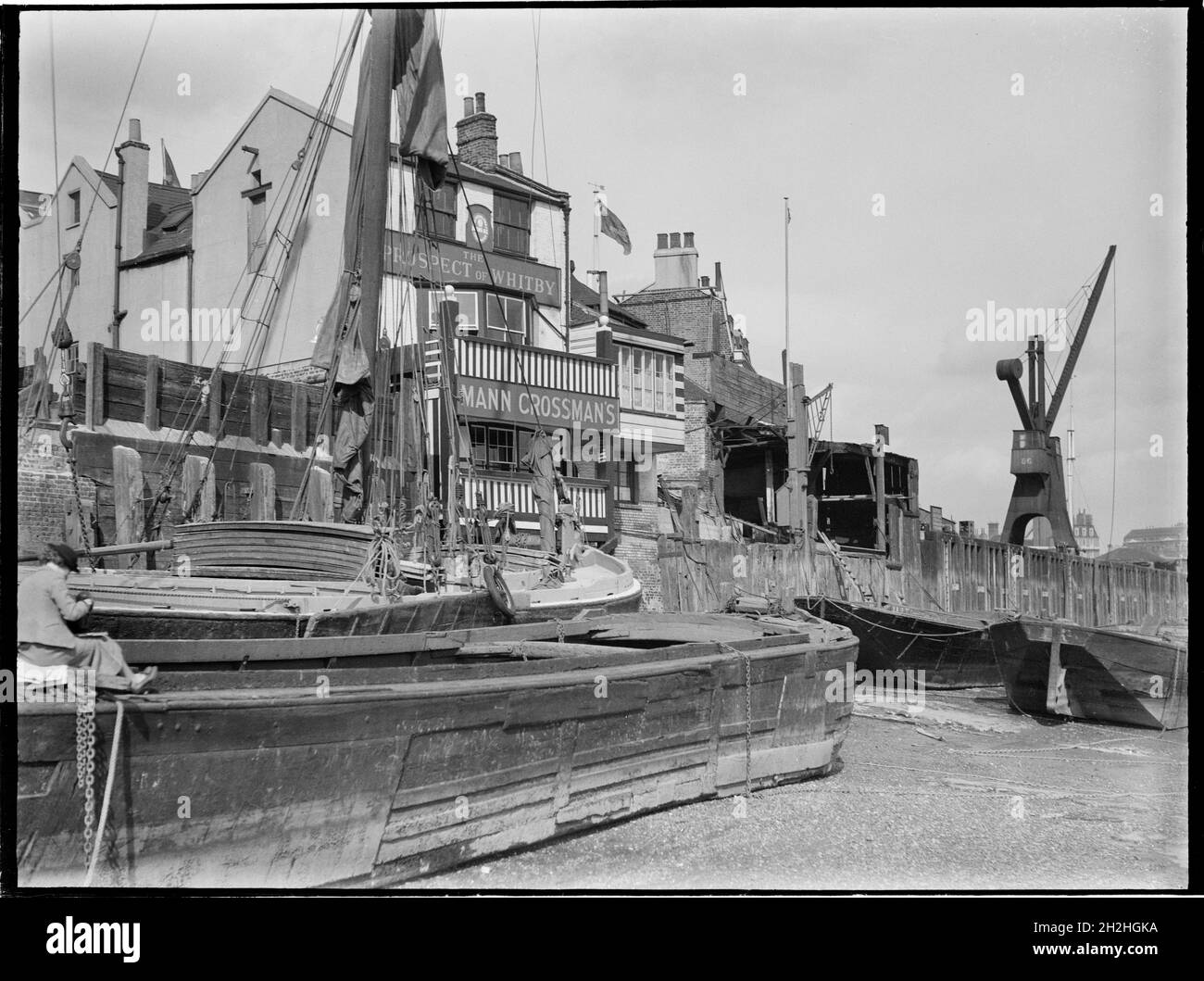Prospettiva di Whitby, Wapping Wall, Wapping, Tower Hamlets, Greater London Authority, anni '30. L'elevazione del fiume del Prospect of Whitby pub visto da sud-ovest sulla riva del fiume a Wapping, con chiatte in primo piano. Il Prospect of Whitby Public House risale al 1520 circa ed è il pub più antico di Londra lungo il fiume. Foto Stock