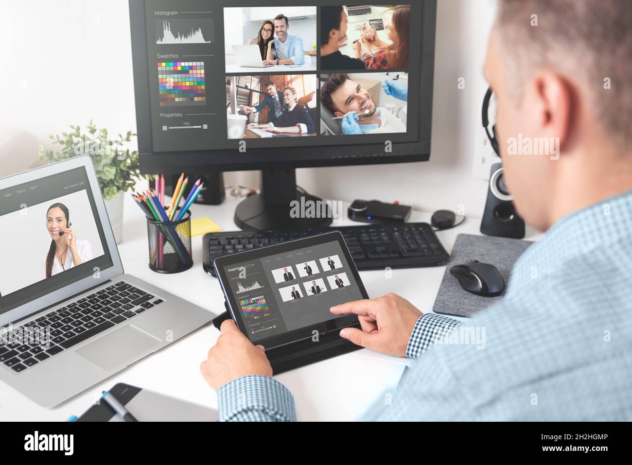 Fotografo che lavora con le foto, selezionando, ritocco. Fotografia professionale Foto Stock