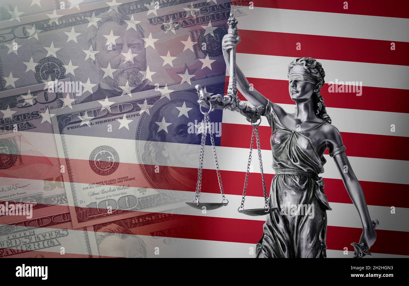 Concetto di legge con la giustizia della signora. Composizione con bandiera USA e banconote in dollari in background Foto Stock