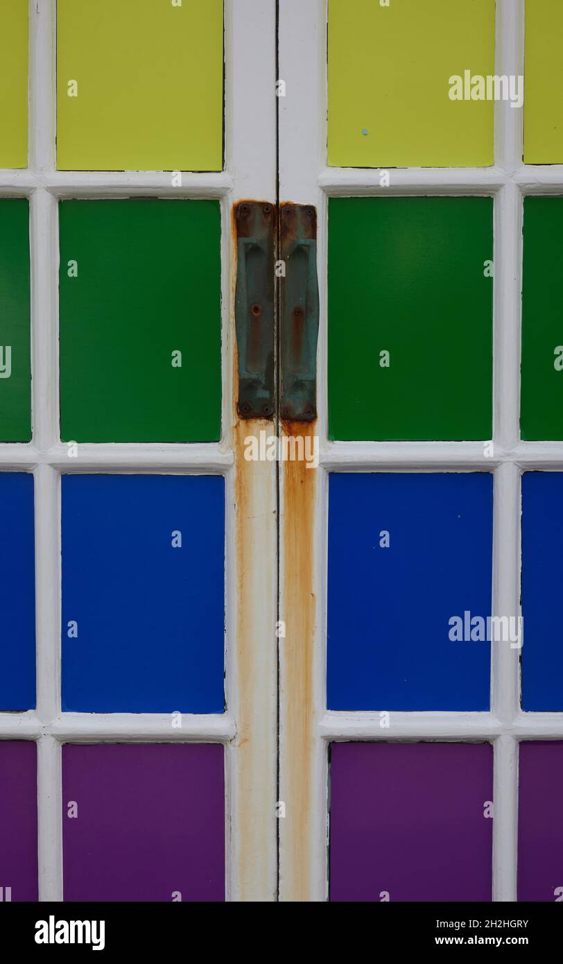 Colori forti nei vetri delle porte di vetro. Foto Stock