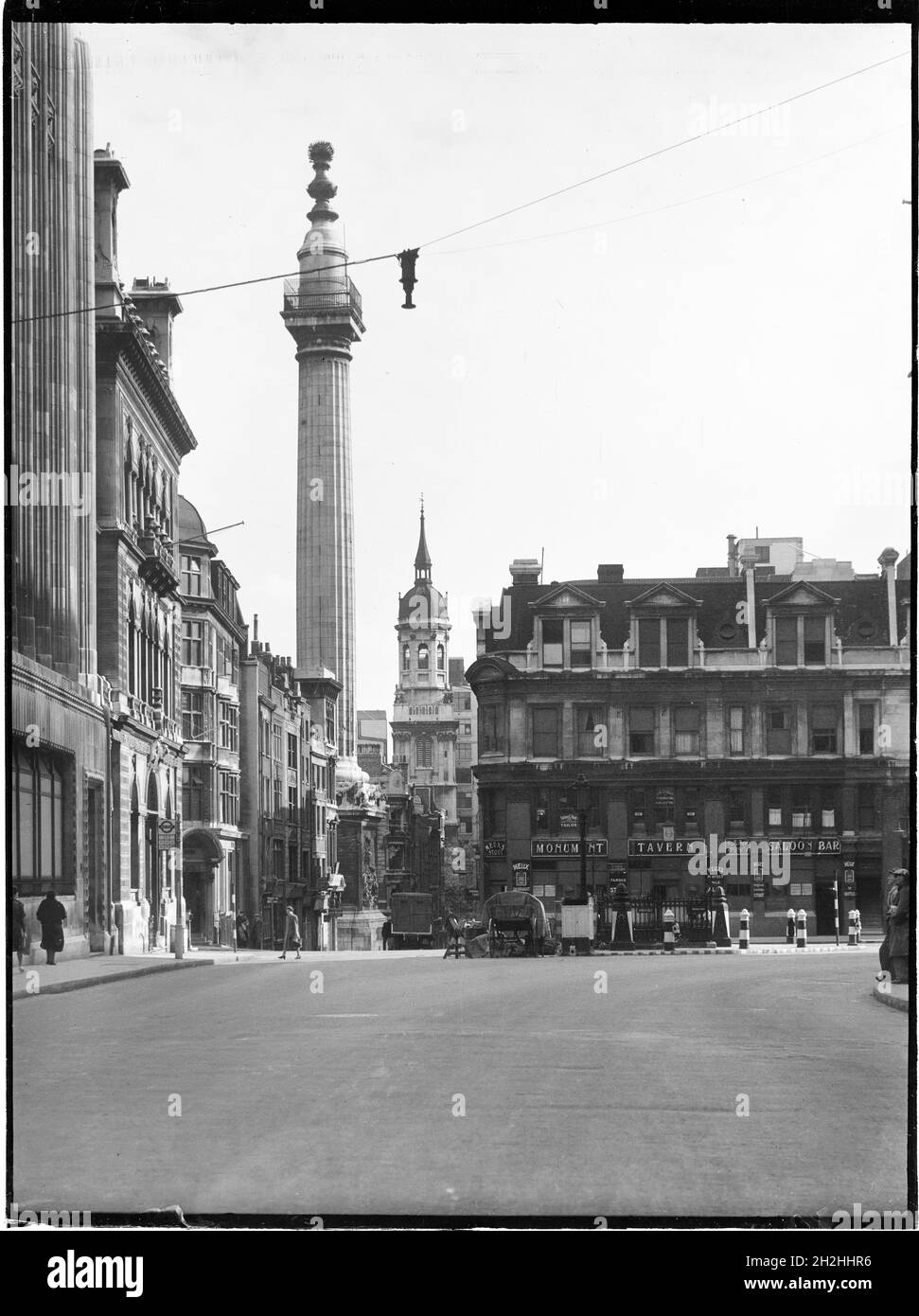 The Monument, Monument Street, City and County of the City of London, Greater London Authority, 1930. Una vista da nord su Gracechurch Street che mostra il Monumento con San Magnus la Chiesa Martire oltre. Foto Stock