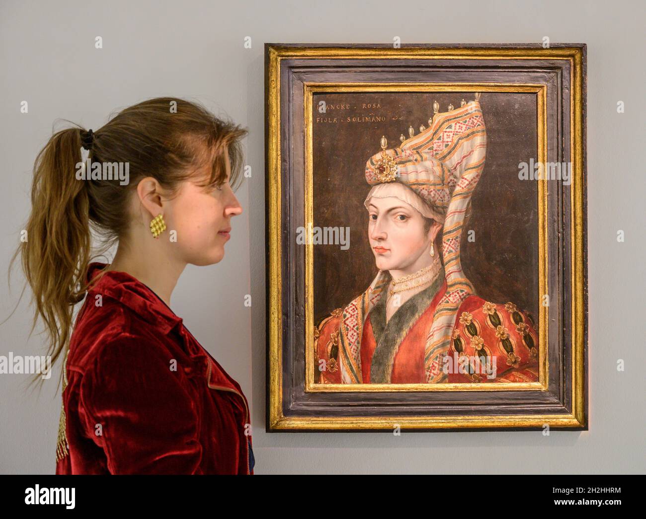 Sotheby’s, Londra, Regno Unito. 22 ottobre 2021. Oltre 1,000 anni di oggetti storici, dipinti e manoscritti al Sotheby’s Arts of the Islamic World sale preview. Immagine: Un ritratto di Roxelana (Haseki Hurrem Sultan, 1506-58), di un seguace di Tiziano, Europa del Nord, fine XVI/inizio XVII secolo. Stima: £100,000-150,000. Questo ritratto raffigura una delle donne più potenti della storia ottomana, Hurrem Sultan, moglie di Suleyman i ('il magnifico'). Credit: Malcolm Park/Alamy Live News Foto Stock