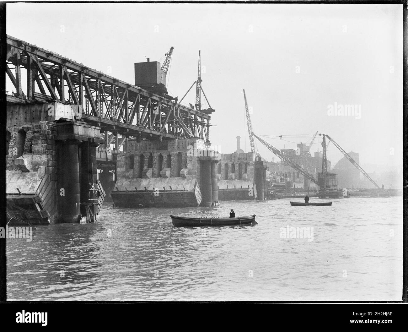 Demolizione di Waterloo Bridge, Lambeth, Greater London Authority, 1936. Una vista sul Tamigi che mostra la demolizione del vecchio Waterloo Bridge. Il Waterloo Bridge, che viene mostrato durante la sua demolizione, è stato progettato da John Rennie e aperto nel 1817. Fu successivamente demolita negli anni '30 con un altro ponte che lo sostituì negli anni '40. Foto Stock