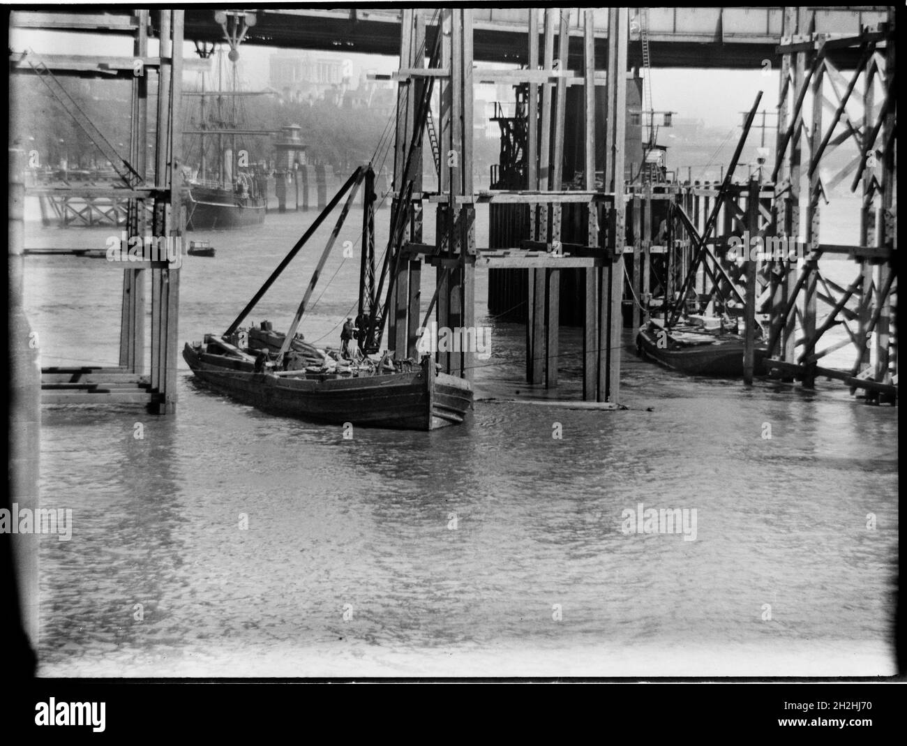 Demolizione di Waterloo Bridge, Lambeth, Greater London Authority, 1936. Due gru sul Tamigi visto sotto il vecchio Waterloo Bridge durante la sua demolizione. Il Waterloo Bridge, che viene mostrato durante la sua demolizione, è stato progettato da John Rennie e aperto nel 1817. Fu successivamente demolita negli anni '30 con un altro ponte che lo sostituì negli anni '40. Foto Stock