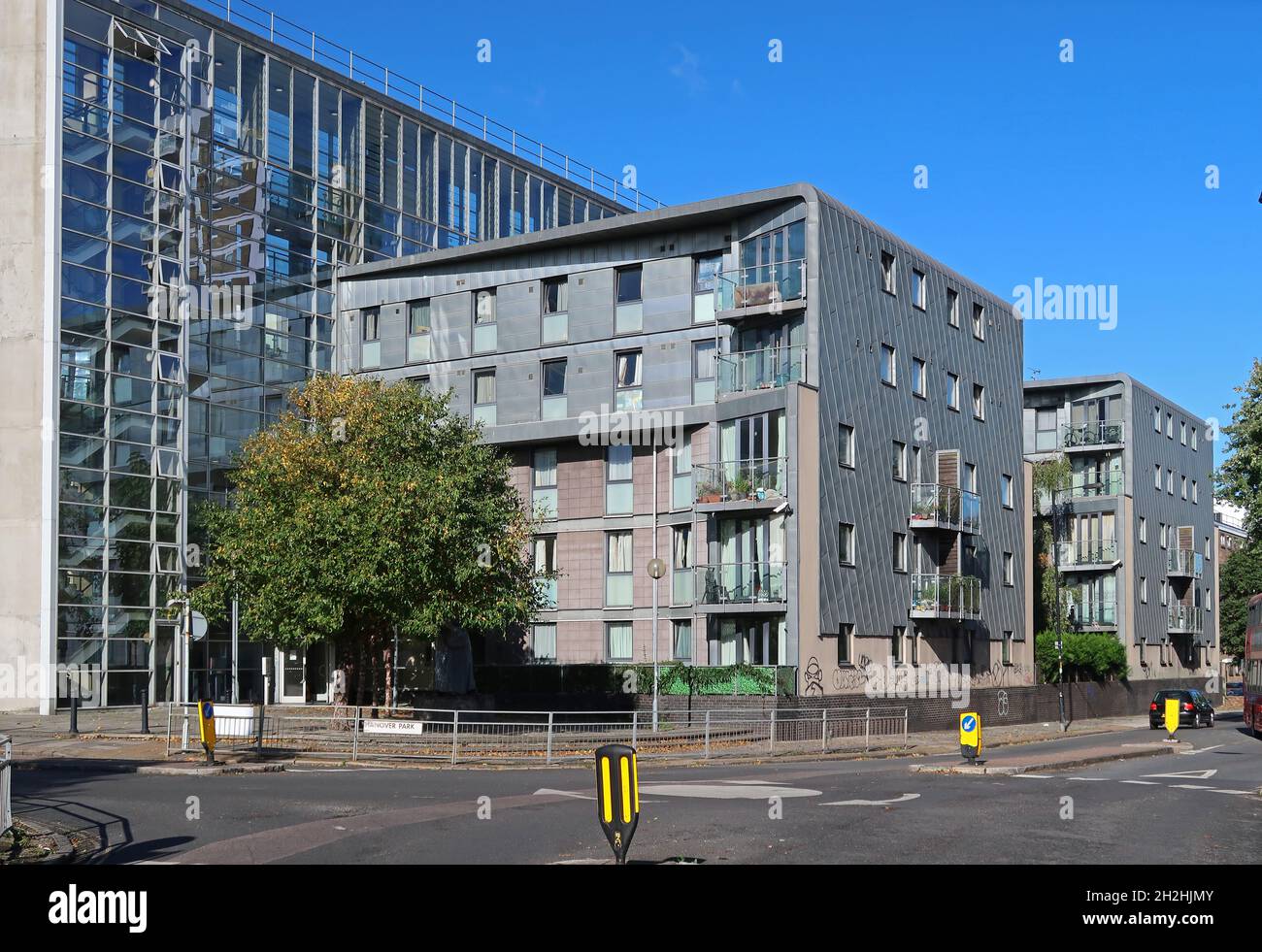 81 Hanover Park, Peckham, Londra, Regno Unito. Uno schema di alloggi sociali con rivestimento di zinco e disattivo di Alan Camp Architects. Elenco dei premi RIBA 2006. Foto Stock