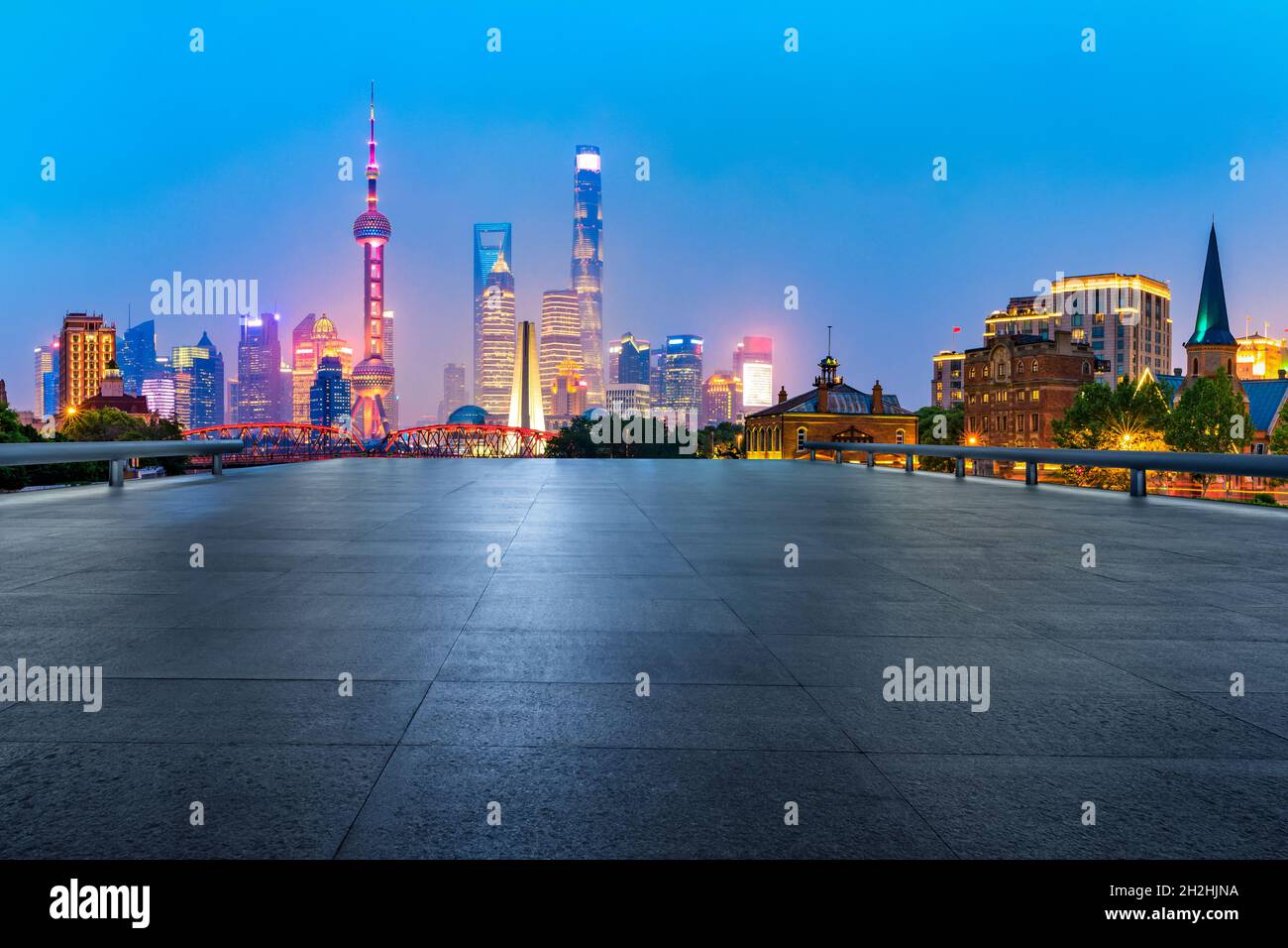 Piano quadrato vuoto e Shanghai Lujiazui edificio commerciale scenario di notte, Cina. Foto Stock