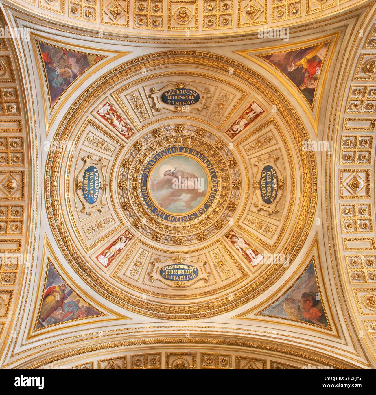 Roma - l'affresco sul soffitto dell'Agnello di Dio (Abrahamo Offer) nella cupola centrale della chiesa Chiesa del Sacro cuore di Gesu Foto Stock