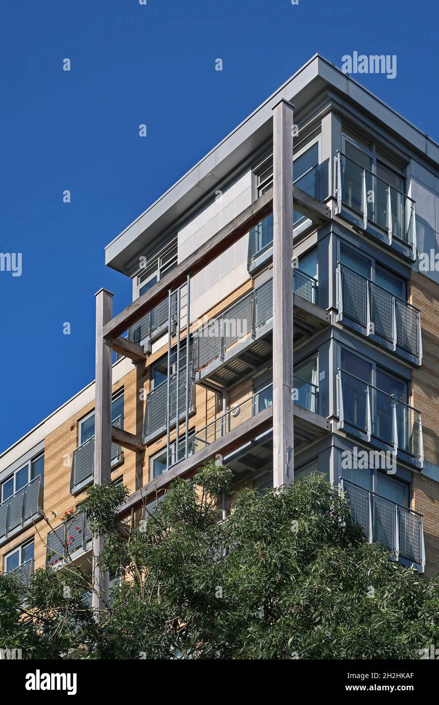 Galleria Court, Peckham, Londra. Un condominio privato a più piani con strutture esterne in legno distintive che sostengono i balconi Foto Stock