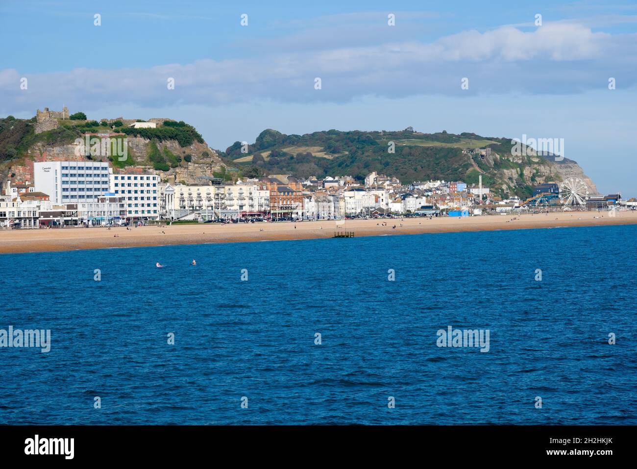 Hastings Cliffs & Seafront da Hastings Pier Hastings East Sussex Inghilterra UK Foto Stock