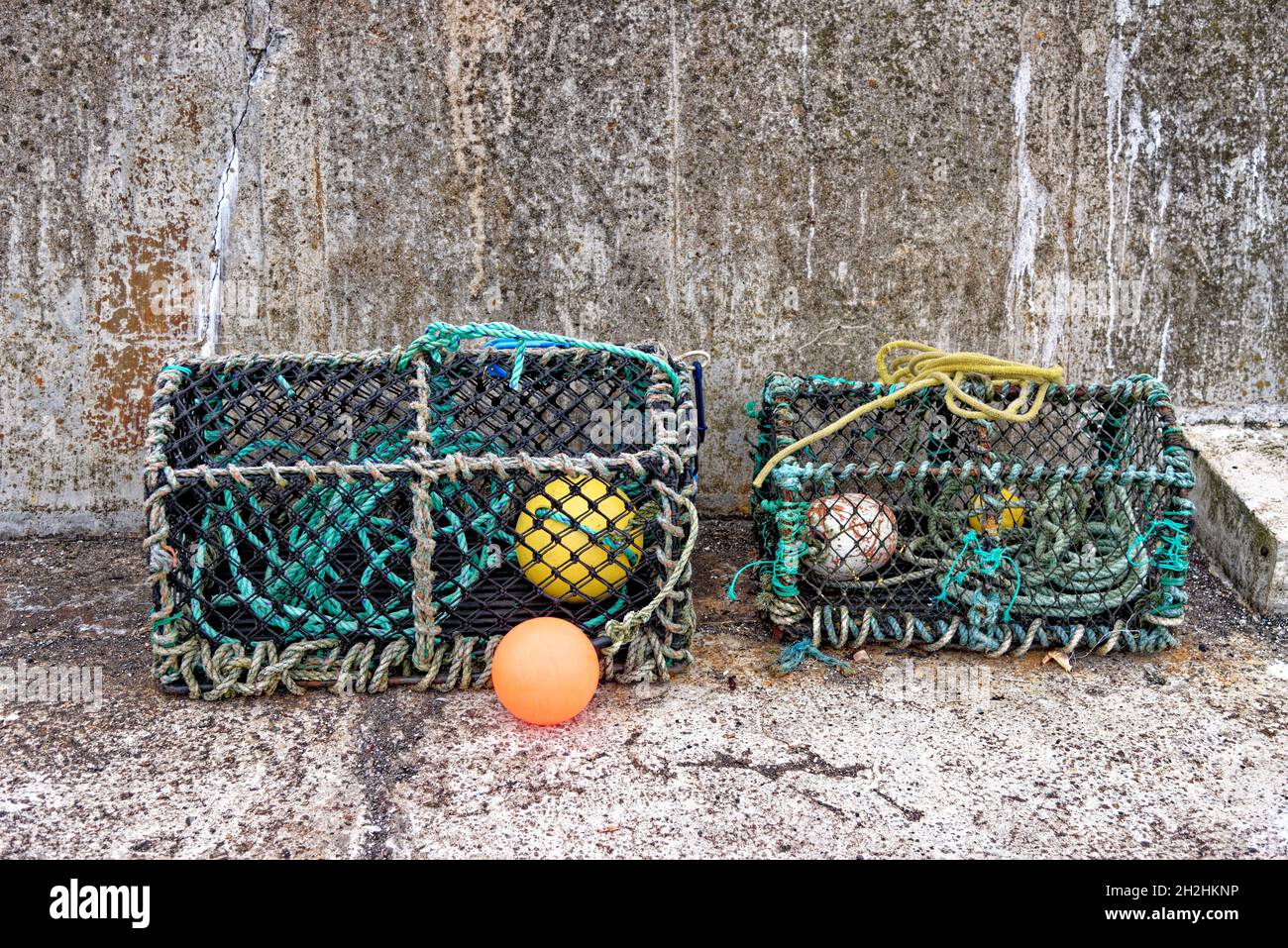 Rete da traino d'epoca - primo piano della trappola per la pesca dell'aragosta e del granchio - attrezzatura da pesca sul porto nel Regno Unito Foto Stock