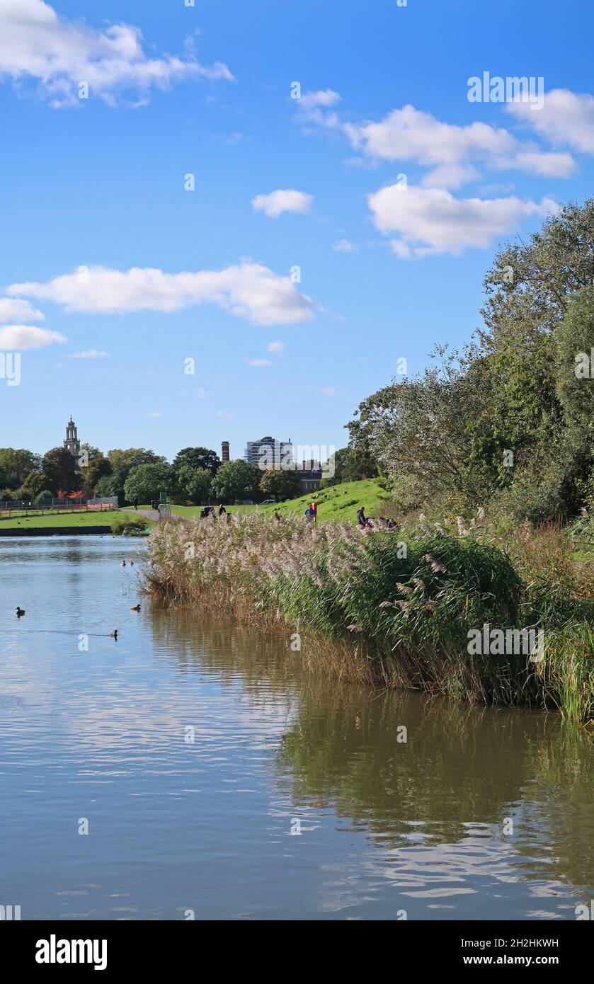 Il lago di Burgess Park, un grande spazio verde pubblico nel cuore di Southwark, Londra, Regno Unito Foto Stock