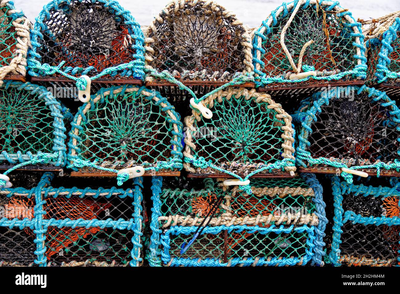 Rete da traino d'epoca - primo piano della trappola per la pesca dell'aragosta e del granchio - attrezzatura da pesca sul porto nel Regno Unito Foto Stock