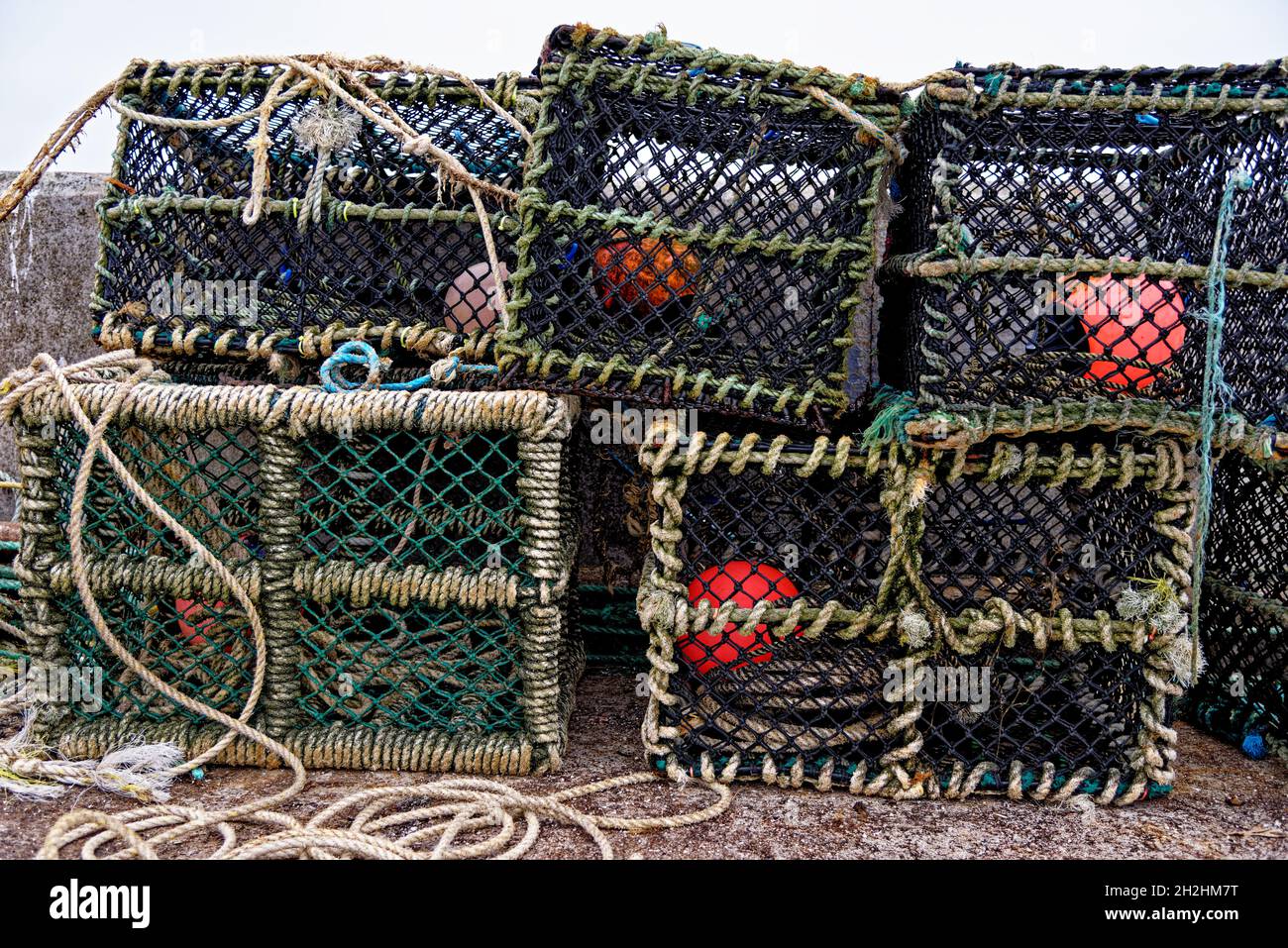 Rete da traino d'epoca - primo piano della trappola per la pesca dell'aragosta e del granchio - attrezzatura da pesca sul porto nel Regno Unito Foto Stock
