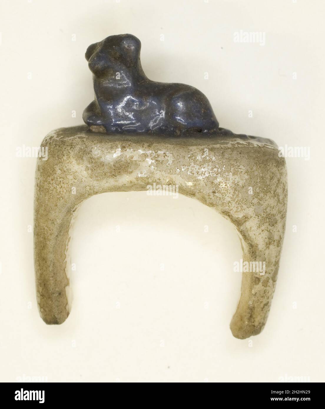 Anello con un Leone in posizione supina, Egitto, nuovo Regno, Dinastia 18-20 (circa 1550-1069 a.C.). Foto Stock