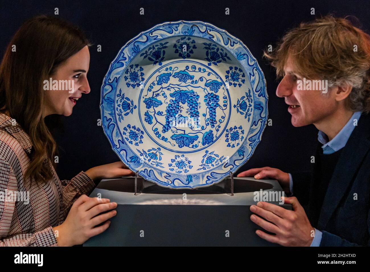 Londra, Regno Unito. 22 ottobre 2021. Un monumentale piatto di ceramica Iznik con vitigni d'uva, Turchia, circa 1530, stima: £250,000-350,000 - Anteprima per le Arti del mondo islamico & India vendita a Sotheby's London. Oltre 1,000 anni di oggetti storici, dipinti e manoscritti saranno venduti il 27 ottobre. Credit: Guy Bell/Alamy Live News Foto Stock