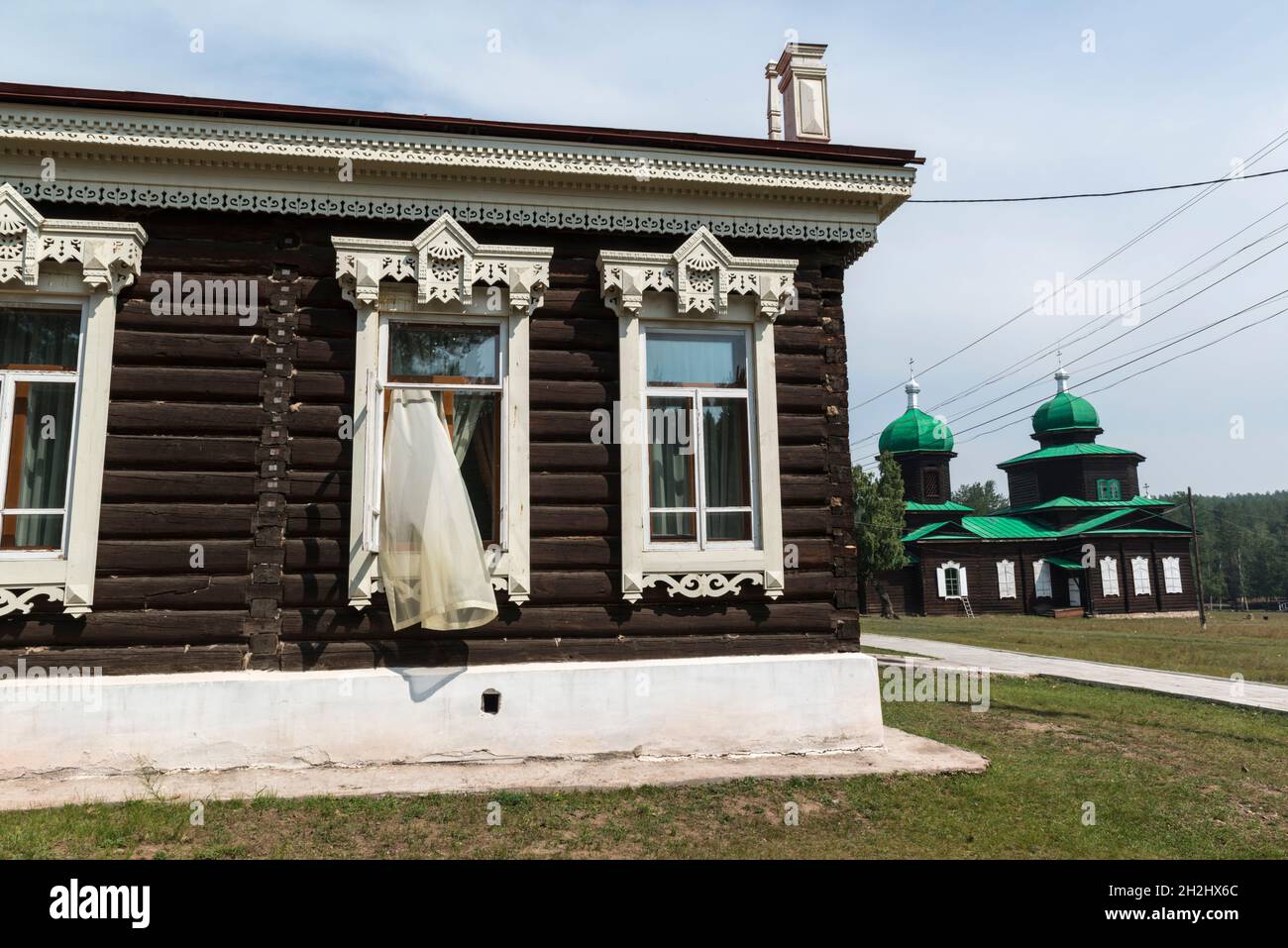 Tende appese fuori da una ricca mercante. E la Chiesa di San Nicola Vecchio credente. Museo etnografico vicino Ulan-Ude. Repubblica di Buryatia, Russia Foto Stock